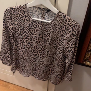 Topp från Gina  - Säljer denna topp som jag växt ur. Priset kan diskuteras vid snabb affär 💗