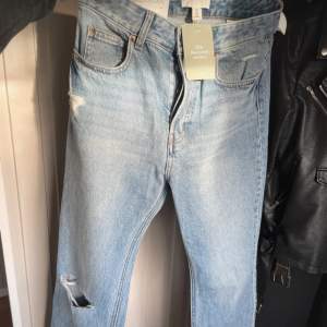 Jeans från h&m som är utsvängda/raka med hög midja från h&m, helt nya