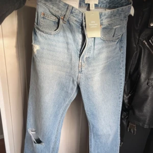 nya jeans - Jeans från h&m som är utsvängda/raka med hög midja från h&m, helt nya