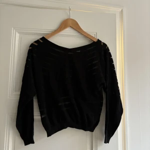 Topp - Svart topp med randiga spetspartier. I storlek S, märke okänt.