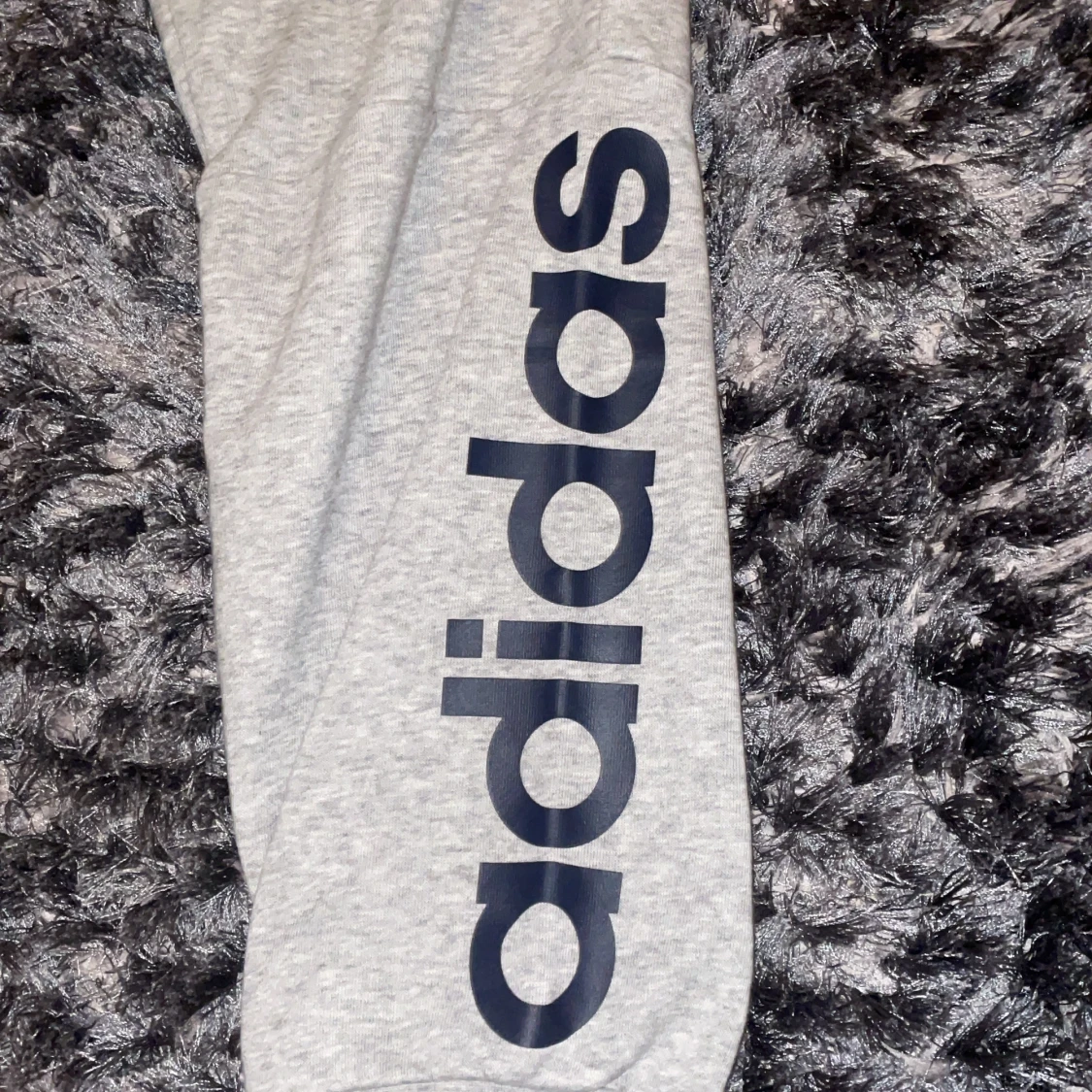 Grå adidas mjukis  - 90