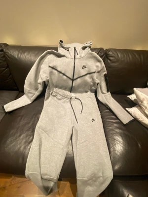 Nike Tech tracksuit  - Säljer min Nike tech, nyskick, pris kan diskuteras, storlek S, köpt på JD appen för 3000 kr, säljer eftersom den inte riktigt är min stil längre, hör av er vid minsta fundering!