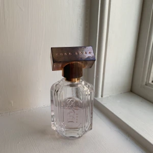 Hugo Boss the scent  - Parfym från Hugo Boss, the scent for her, 30 ml. Ca 55-60% kvar i flaskan.