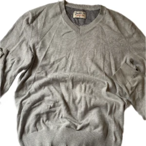 Vintage sweatshirt - fin grå sweatshirt som jag köpt i London. Har bara inte fått användning för den. Skitsnygg att ha över ett linne exempelvis. Passar xs och s💫 