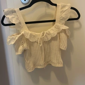 Oanvänd Zara topp  - Helt oanvänd zara topp. Säljer pågrund av att jag inte kan lämna tillbaka. Lappen sitter kvar och köpt för 329. 