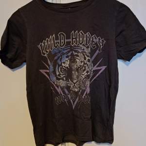 En snygg t-shirt med en tiger på. Trycket är lite slitet där av priset. Säljer den då det inte är min stil längre. Pris kan diskuteras ❤️❤️