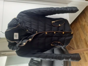 Jacka - Jätte fin jacka i stl M. Luva finns i kragen. Jackan är marinblå m bruna kanter. Figursydd Midje kort. Stl M Frakt tillkommer om den behöver skickas. Djurfritt hem 