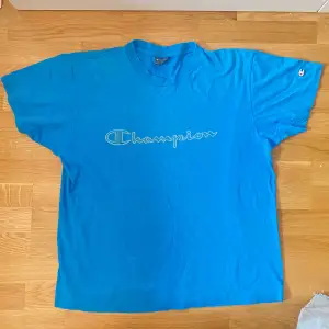 Blå champion t-shirt köpt second hand💙 står XL men sitter fint oversize på mig som är xs