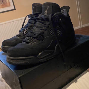 Jordans 4s black cats - 3 år gamla. Köpta av en kompis för 12k. Skorna är i använt skick. Stock X verifierade.  Eftersom skorna är använda så är skon lite utnött inut i vid hälen. Kan självklart skicka bilder. | Pris kan diskuteras | 