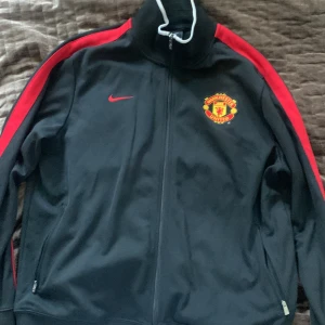 Man utd kofta - Säljer nu denna Manchester united kofta då den inte kommer till användning riktigt snygg och bara använd 2 gånger, pris kan diskuteras, den är XXL men passar också i XL