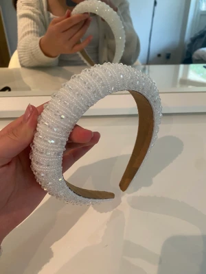 Diadem  - Skit snyggt diadem som jag köpte på Plick med har inte kommit till användning ❤️pris kan diskuteras 