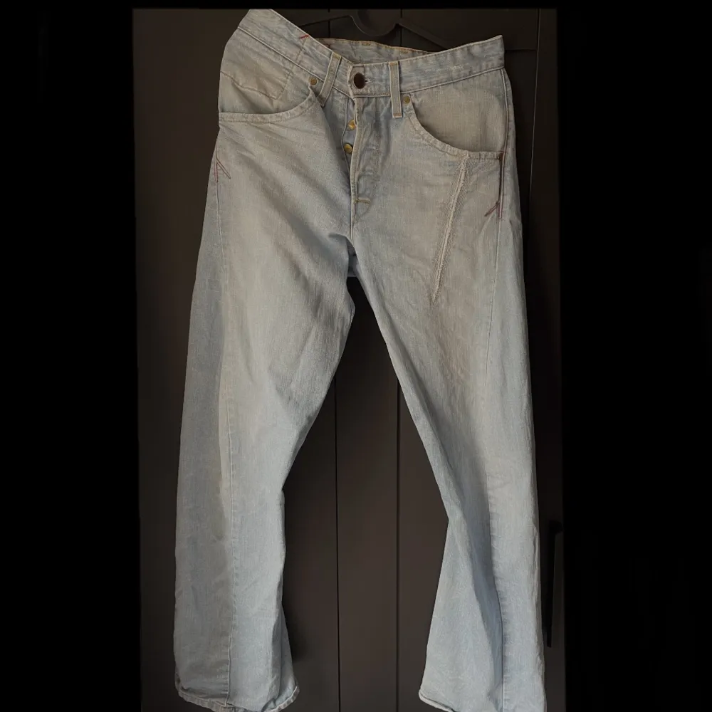 Ljusblåa Levis jeans i bra skick. Jeans & Byxor.