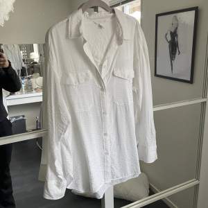 En vit oversized skjorta från h&m. Jättefint skick och använd få gånger. Strl M.  Köparen står för priset + frakten 🖤