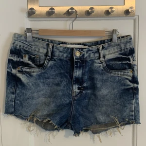 Jeansshorts  - Säljer dessa väldigt coola jeansshortsen. Fint skick.