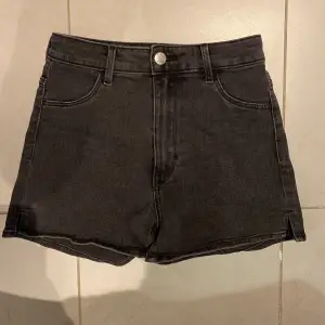 Ett par mörkgråa jeansshorts från H&m som blivit för små. 