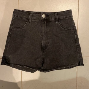 Jeansshorts  - Ett par mörkgråa jeansshorts från H&m som blivit för små. 