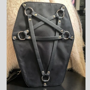 Killstar Coffin väska - Denna väskan tillhör en gammal kollektion och säljs intr längre. Kan även användas med axelrem istället för att ha den som ryggsäck