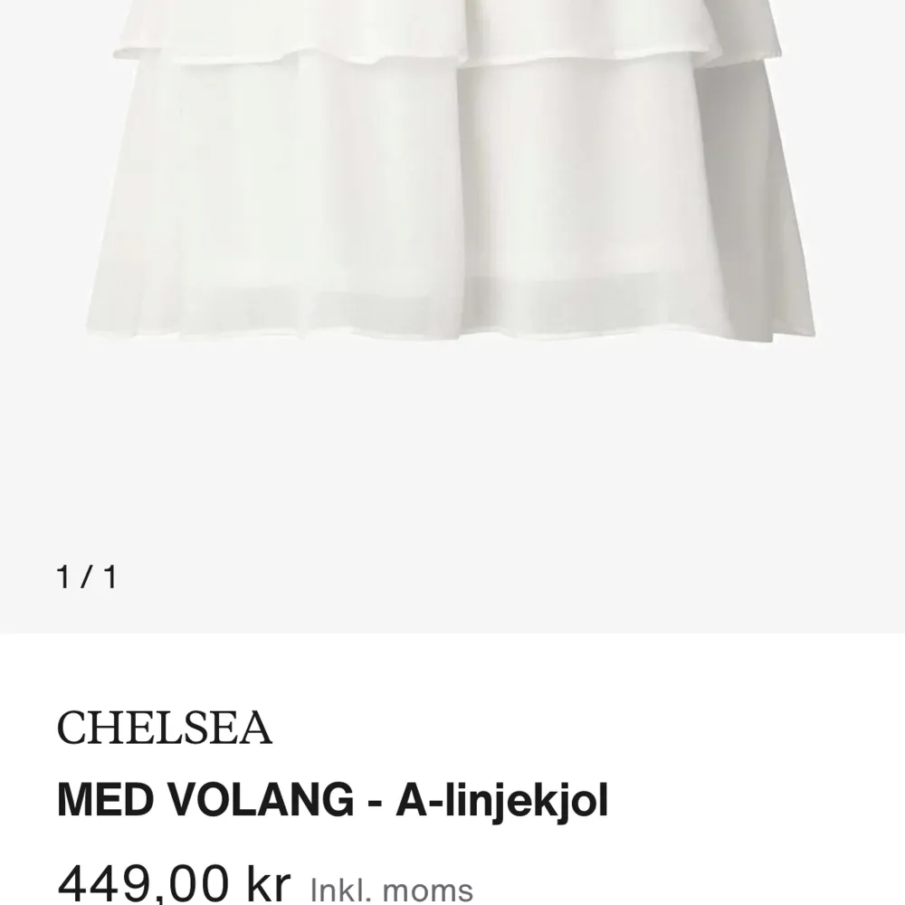  Chelsea kjol svart original pris 449 använd lite så säljer den då för 200kr . Kjolar.