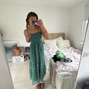 Långklänning  - Så fin sommar långklänning som även kan användas som kjol! Jag brukar ha storlek 36/38 och är 170 cm lång!🤍