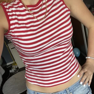 Röd och vit randigt linne - Linne/ kort ärmad T-shirt. 💞