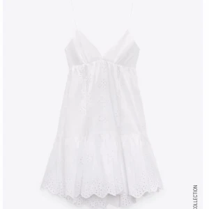 Zara klänning  - Säljer min Zara klänning i gott skick. Den är i storlek L men är extremt tajt, passar normalt S/M. Endast använd vid ett tillfälle, finns inte kvar på Zaras hemsidag. 