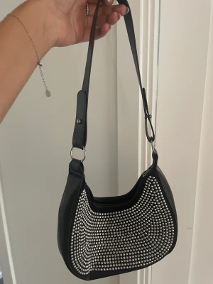 As snygg väska!!!  - Vet inte vart den är ifrån då jag fick den av en vän!! Men den är knappt använd så där av säljer jag den! 