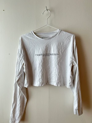 Alphalete crop top - Crop top i luftigt material från alphalete. Långa ärmar. 