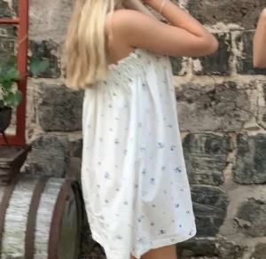 Söt sommarklänning  - Jättefin klänning som jag köpte här på plick! Säljer pga att den inte har kommit till användning. Lånade bilder 🫶