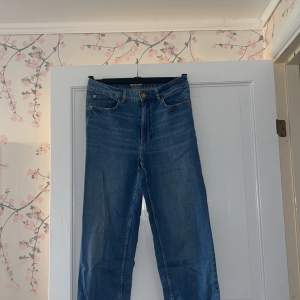 mom jeans från lindex, kommer inte till användning längre. vädligt fint skick, storlek 38⚡️