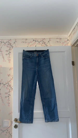 mom jeans  - mom jeans från lindex, kommer inte till användning längre. vädligt fint skick, storlek 38⚡️