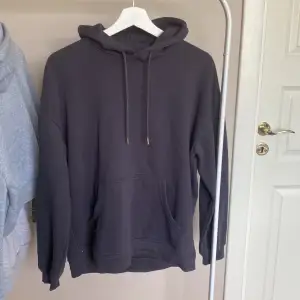 En grå hoodie från Ellos i storlek 34/36. Den är aldrig använd så helt ny