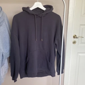 Grå hoodie - En grå hoodie från Ellos i storlek 34/36. Den är aldrig använd så helt ny