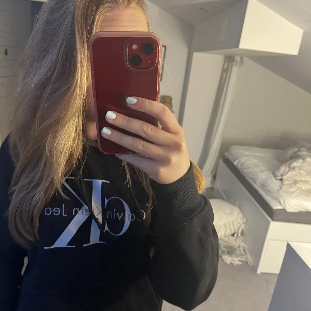 Säljer min Calvin Klein hoddie som jag köpte här på Plick för ett tag sedan hon jag köpte den av sa att den inte var äkta.💕 märket är lite ur tvättad och den är lite nopprig på vissa ställen men annars super fin💕kontakta mig vid fler bilder . Hoodies.