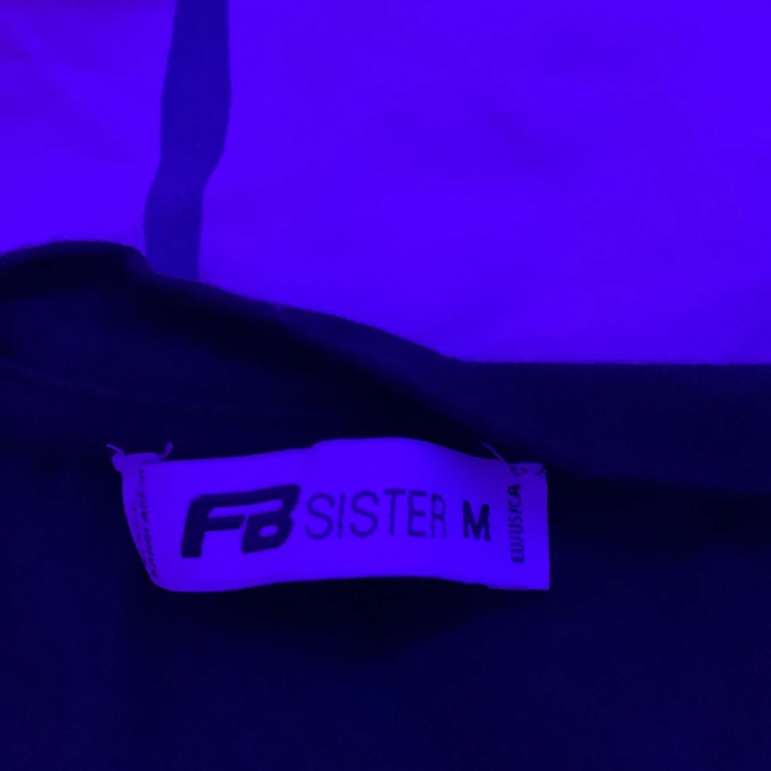 Nån svart tröja med nån kräfta eller nåt  - 91