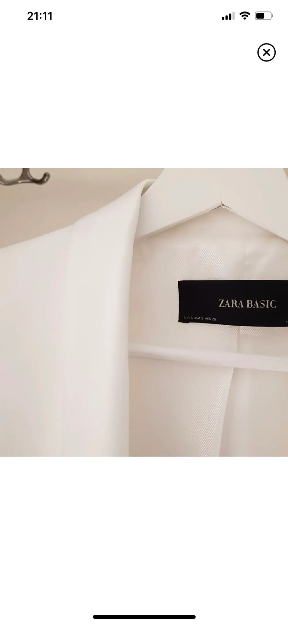 Säljer en vit Zara kavaj/blazer som användes en gång på skolavslutningen. . Kostymer.