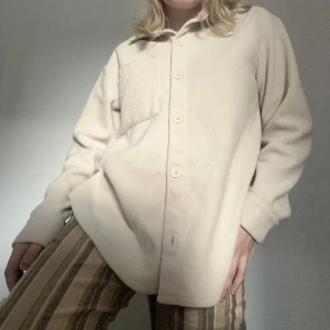 Fleeceskjorta - Jättefin avslappnad ”skjorta” i fleece. Beige och i fint skick. Använt den varsamt! Säljer då jag inte använder den längre. Har en oversized passform
