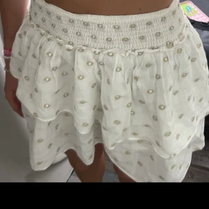 Söt kjol - Säljer min favorit kjol, men kommer inte till användning länge tyvärr. Köp direkt för 350 inklusive frakt❤️