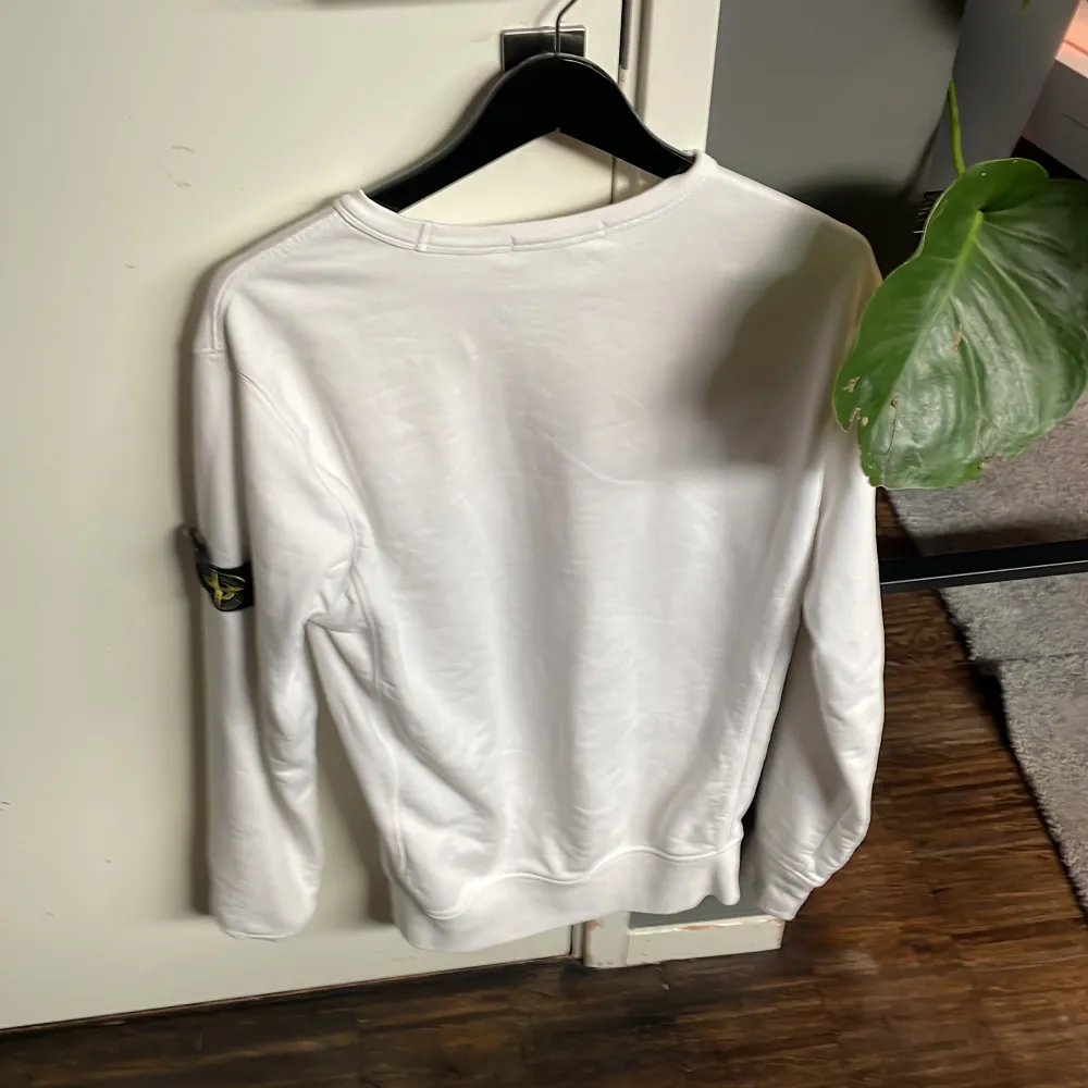 Säljer denna vita stone island hoodie i vit färg finns inge kvitto men den ör köpt på NK. ny pris ca 2800kr. Hoodies.