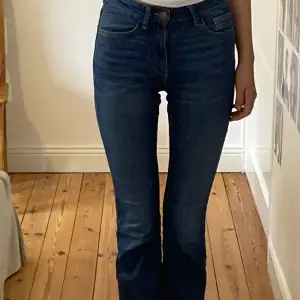 Flare jeans från lindex Sitter ganska tajt och är ganska långa
