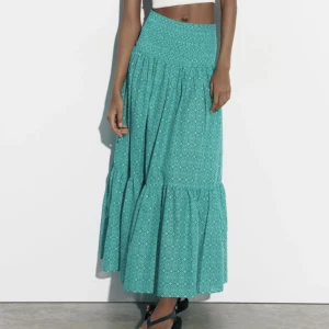 Zara långkjol - Säljer denna fina långkjolen från zara.🥰