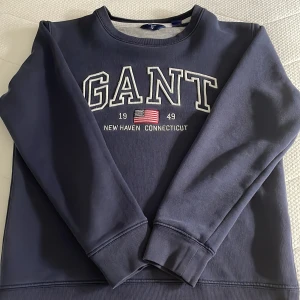 Gant sweatshirt  - En marinblå gant sweatshirt. Fungerar på både killar och tjejer. Storlek 146/152 men är kort i armarna för mig som är 155 cm. 