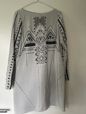 Siden klänning ny skick  - Siden klänning från TIBI new york. Jätte fin knappt använden. Dragkedja i rygg och ärmarna