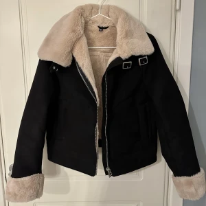 Höst/Vinterjacka - Jacka för höst/vinter med fluffigt material inuti (suuuper skön)!