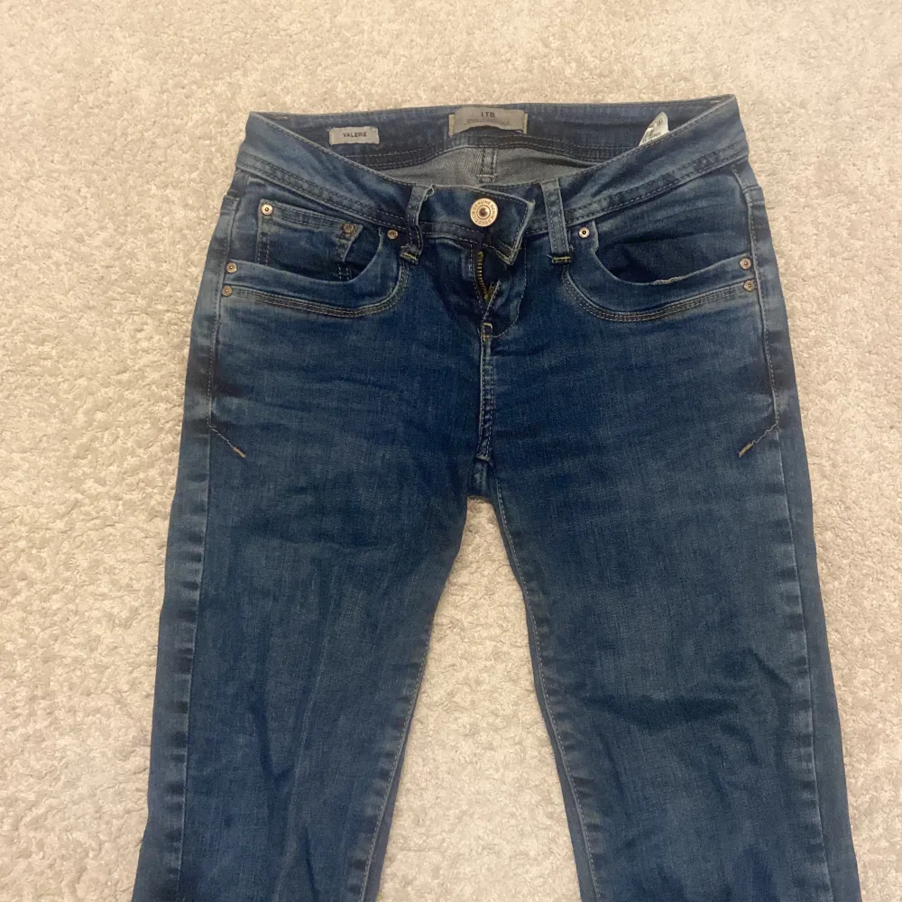 Säljer mina ltb jeans för dom börjar bli för korta, köpta föra året. Bra skick💕. Jeans & Byxor.