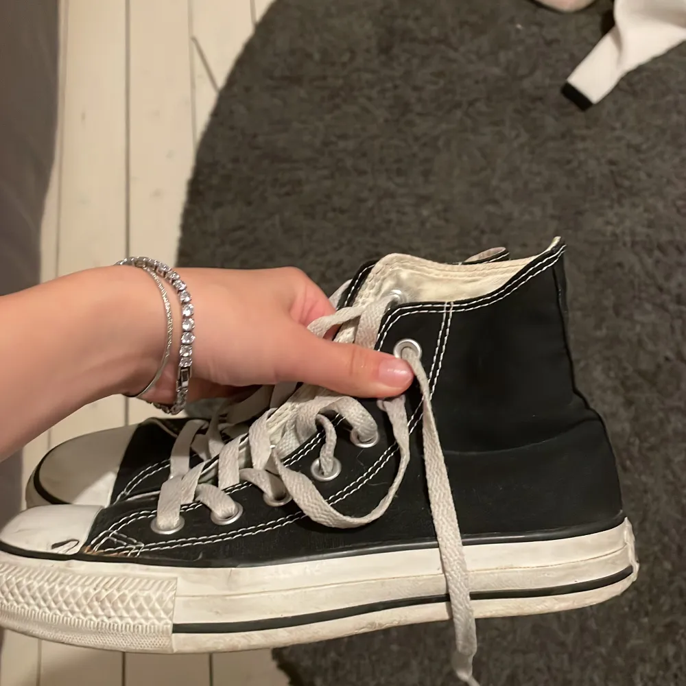 Så fina svarta converse . Använda men i fint skick . Säljer på grund av att jag ej får användning av de ! . Skor.