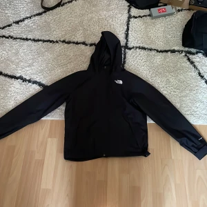 Regnjacka/ Vindjacka - Mycket bra skick. Säljes då den är för liten för mig. 