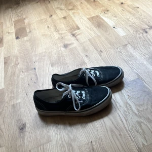 Skor - Låga vans i storlek 37