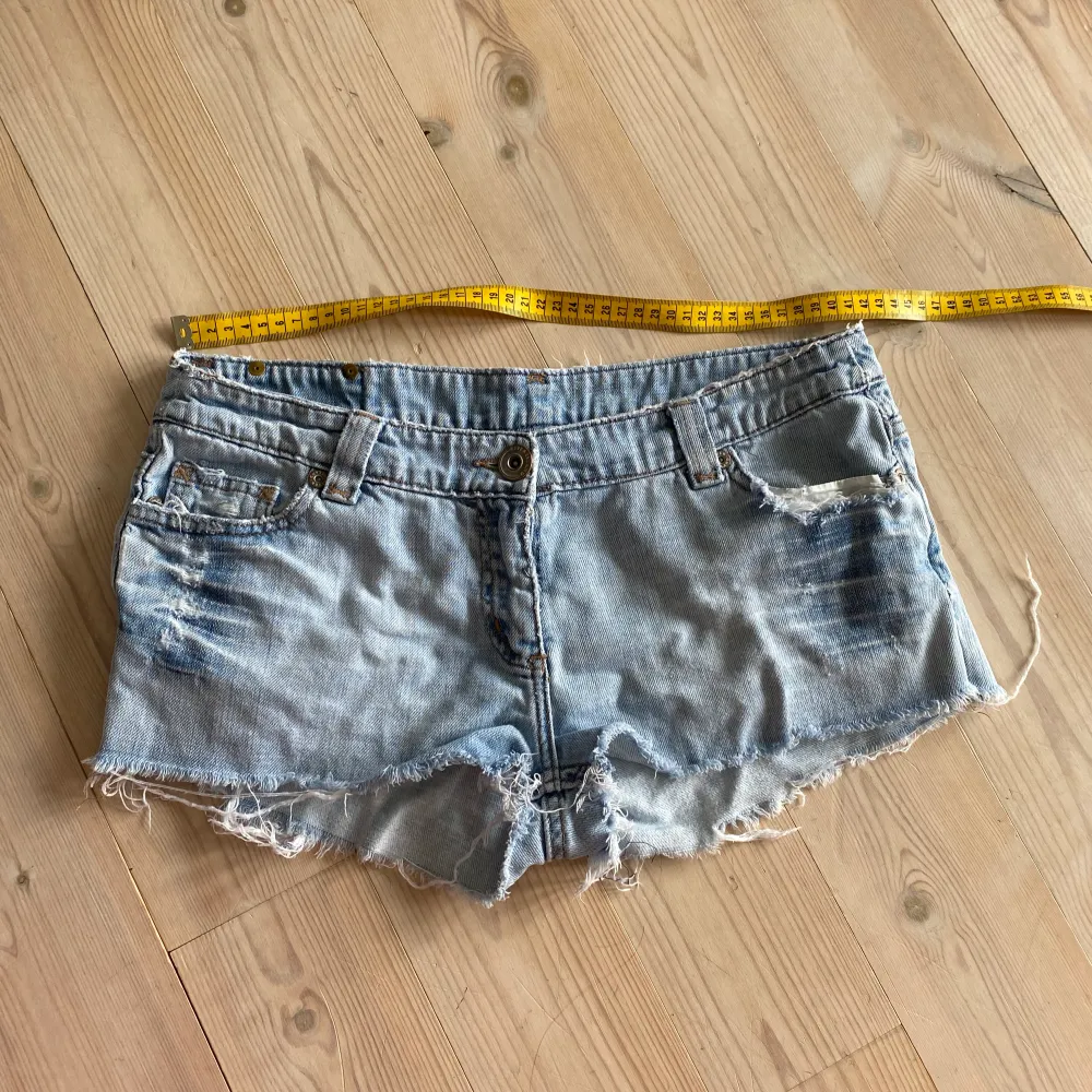 jättesnygga lågmidjade shorts köpa second hand men va för stora så måste sälja🥲🙏 mått på bilden! . Shorts.