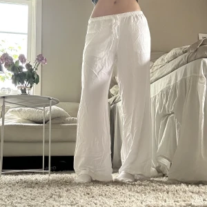 Linnebyxor - Linnebyxor från Gina🙌🏼🙌🏼Säljer då jag hittat ett par andra💘Aldrig använda, alltså aldrig tvättade😊 De har endast legat i garderoben🥰 De är i storlek petit s som man också kan se som xs🙌🏼