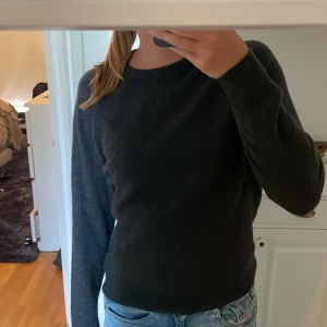 Cashmere tröja - Säljer denna gråa cashmere tröja som använts Max 2 ggr! Såå skön perfekt till hösten o vintern! Från Singual Society! 
